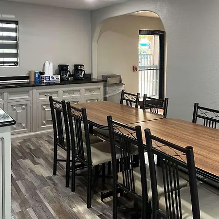 Econo Lodge Inn & Suites